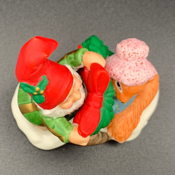 FRITZ and FYOYD Figurine HOLIDAY HAMLET Tying the Christmas Garland 1993 ELF FOX - Picture 5 of 6